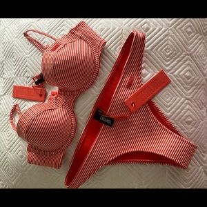 BNWT Triangl cheeky med bottom and top